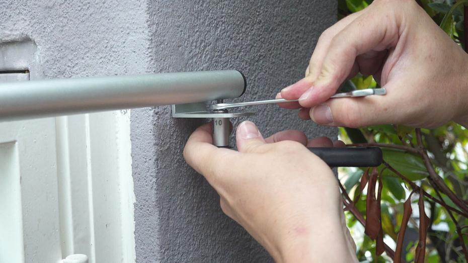 Mounting example type 2 - Wall mounting on gates with side located door hinges